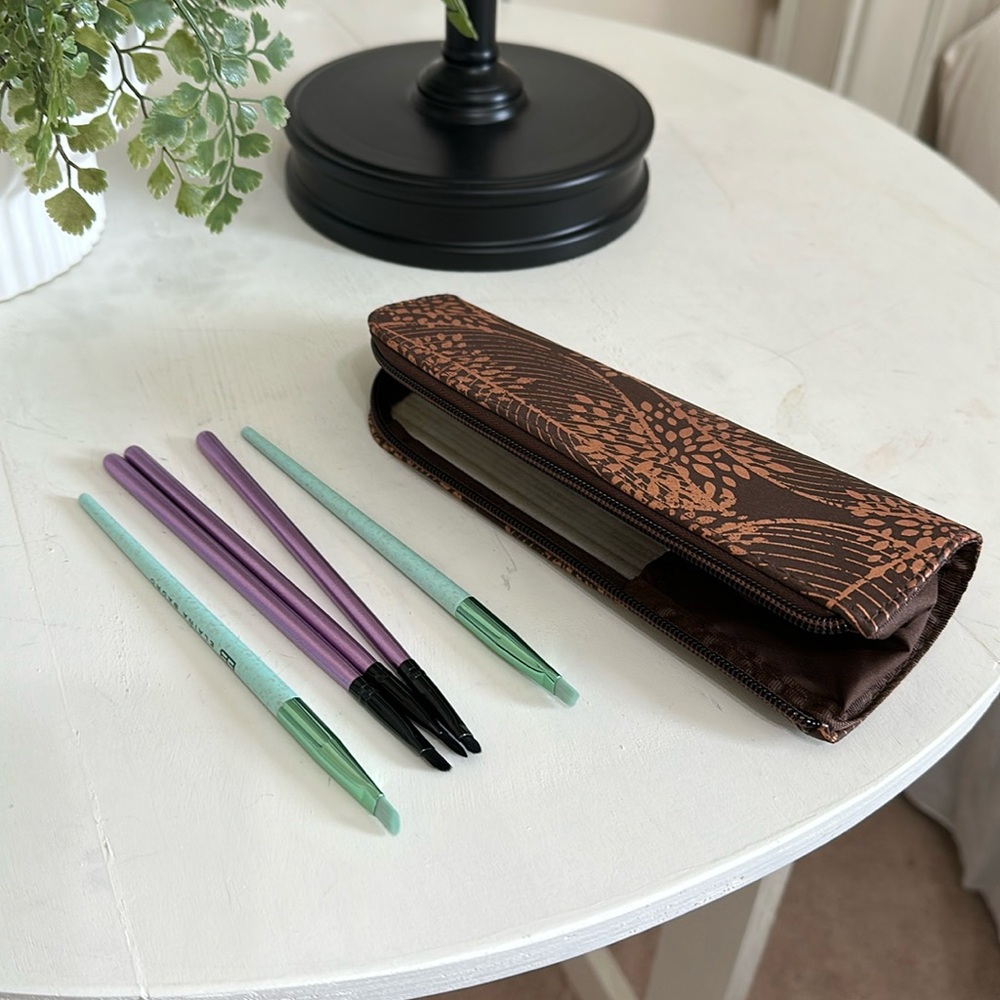 Eye makeup brushes with pouch